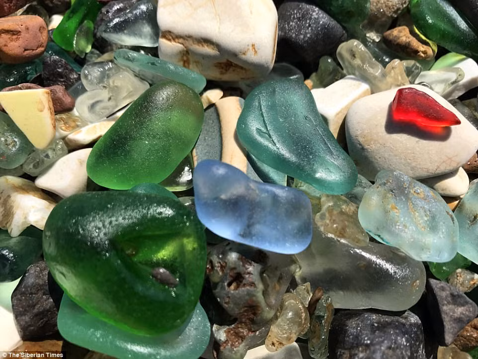 Sóng và thủy triều đã làm vỡ những chai này. Theo thời gian, những cạnh sắc được bào mòn, trở nên tròn trịa như những viên đá cuội nhỏ. Ảnh: The Siberian Times.