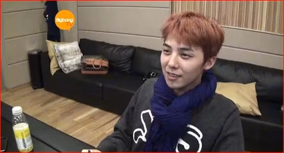 Tuy nhiên khi "rũ bỏ" lớp trang điểm và quay trở lại với con người "thật" của mình, chàng thủ lĩnh Big Bang lại mang một dáng vẻ đáng yêu và "hiền" hơn so với trên sân khấu.