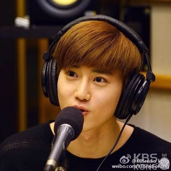 ...và Suho khi để mặt mộc không khác nhau là mấy. Chàng trưởng nhóm EXO vẫn mang một vẻ đẹp hoàn hảo.