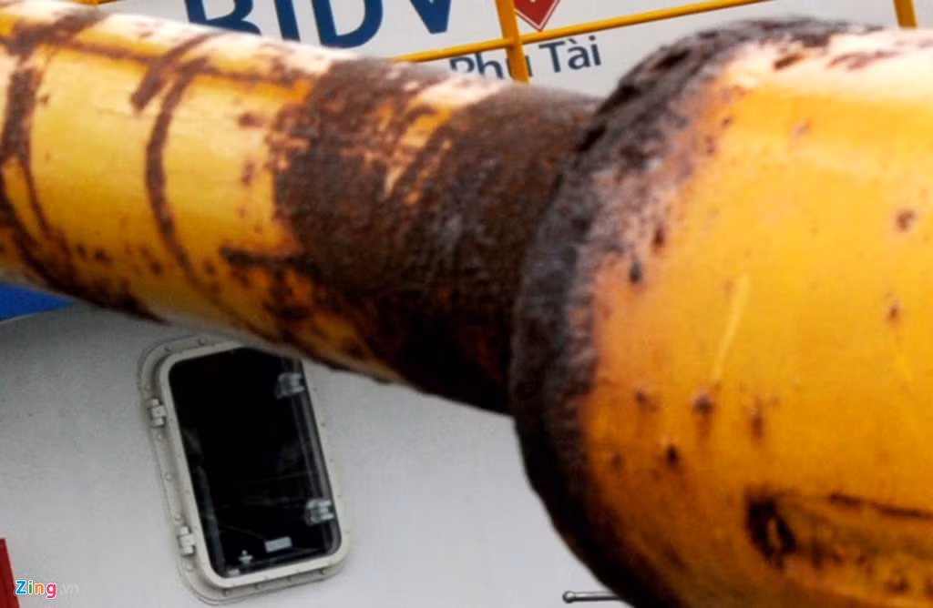 Báo cáo với Bộ Nông nghiệp và Phát triển Nông thôn, tỉnh Bình Định khẳng định, đối với những con tàu vỏ thép đóng mới ở Công ty TNHH Đại Nguyên Dương thì cả 5 tàu đều bị gỉ sắt nặng ở phần vỏ, hệ thống đường van, ống trên tàu, hầm bảo quản thoát nước gây hỏng sản phẩm. Công ty này đã tự ý thay đổi vật liệu đóng vỏ tàu từ thép Hàn Quốc/Nhật Bản sang thép Trung Quốc.