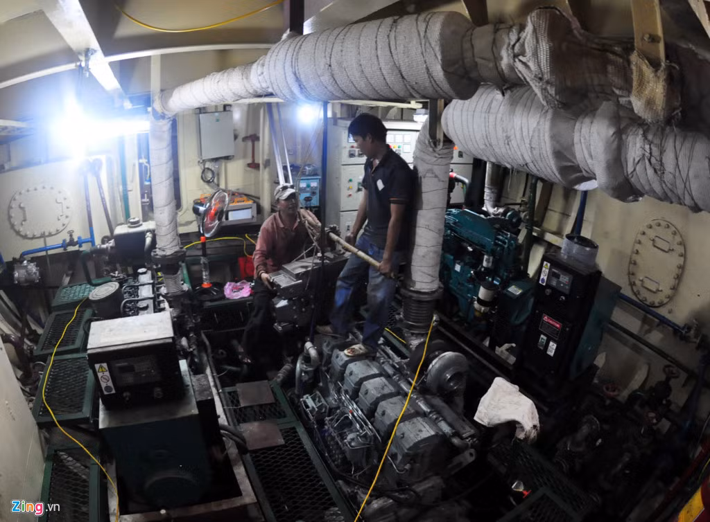 Theo các chủ tàu, đơn vị đóng tàu đã lắp hộp số không đúng thiết kế khiến phương tiện ra biển liên tục bị hỏng máy.