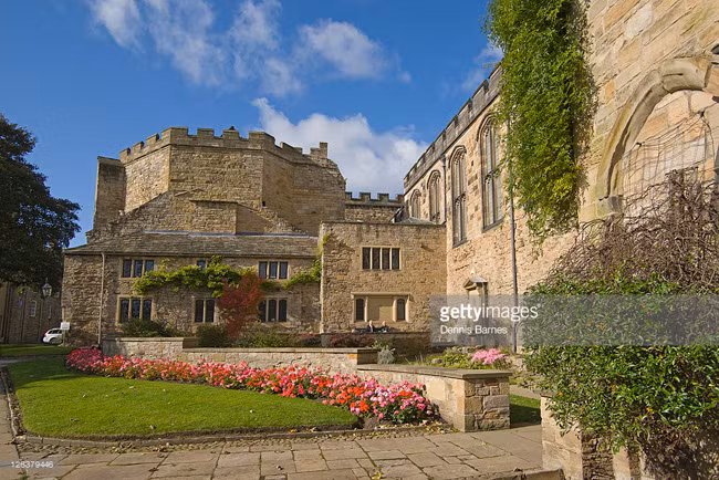 Với mức học phí không quá cao, nơi đây thu hút phần lớn những sinh viên giỏi và xuất sắc từ tầng lớp trung lưu.