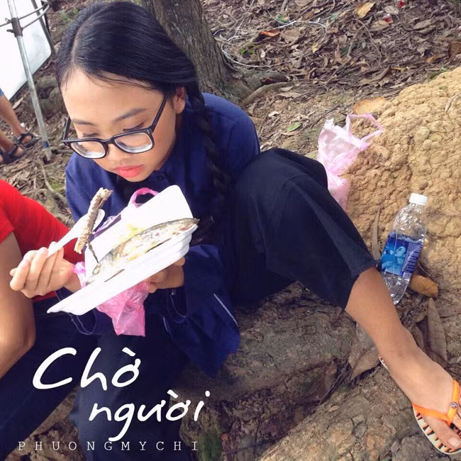 Cô bé cũng phải tranh thủ ăn cơm bụi trong lúc chờ biểu diễn.