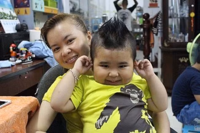 Thế nhưng để có được sự nổi tiếng như vậy, Ku Tin có một cuộc sống không hề hào nhoáng như mọi người vẫn tưởng.