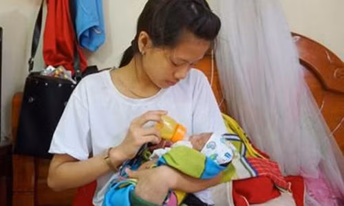 Be so sinh con song va chuyen “benh vien tra ve”