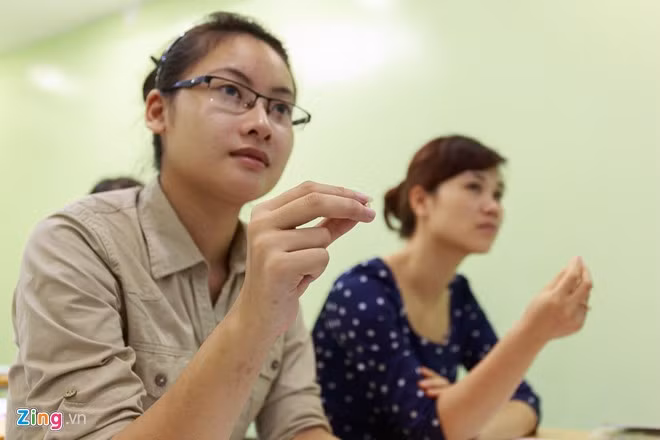 Trong khi nét chữ có thể dễ dàng thay đổi thì tư thế cầm bút của mỗi người lại rất khó điều chỉnh. Nếu bị sai từ bé, người học sẽ cần nhiều thời gian và sự kiên nhẫn để có tư thế cầm bút đúng.