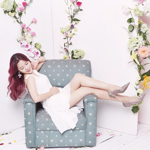 Cô nàng hiện đang là cái tên được giới trẻ vô cùng ngưỡng mộ với thành tích xuất sắc. Với kinh nghiệm 7 năm du học tại Anh, trong đó 4 năm học chuyên ngành Thiết kế thời trang và Kinh tế tại ĐH Brighton. Linh Đoàn từng làm việc cho hai thương hiệu Osman và Temperley London. Nhà thiết kế 9x tham gia hai mùa London Fashion Week Spring/Summer 2013 và Fall/Winter 2013trong thời gian thực tập với Osman. Cô tốt nghiệp A - Level, danh hiệu Sinh viên thiết kế xuất sắc nhất. Linh đoàn lọt top 200 gương mặt thiết kế trẻ thế giới do Vogue Talent của tạp chí Vogue Italy bầu chọn.