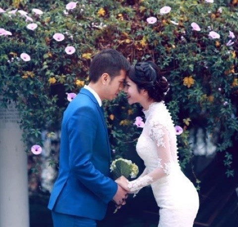 Thế nhưng, khi sự nghiệp đang rộng mở, Mai Chi đột ngột rút lui khỏi showbiz. Bỏ lại mọi ánh hào quang, cô lên xe hoa và không hề tham gia vào bất kì một dự án hay hoạt động nghệ thuật nào. Người đẹp đất Mỏ đang có một cuộc sống vô cùng viên mãn, thường xuyên du lịch, vi vu sang nhiều quốc gia trên thế giới để trải nghiệm các nền văn hóa khác nhau. Không những thế, dù đã là 'gái có chồng', nhưng nhan sắc của Mai Chi ngày càng mặn mà và rực rỡ khiến không ít người phải ghen tị.