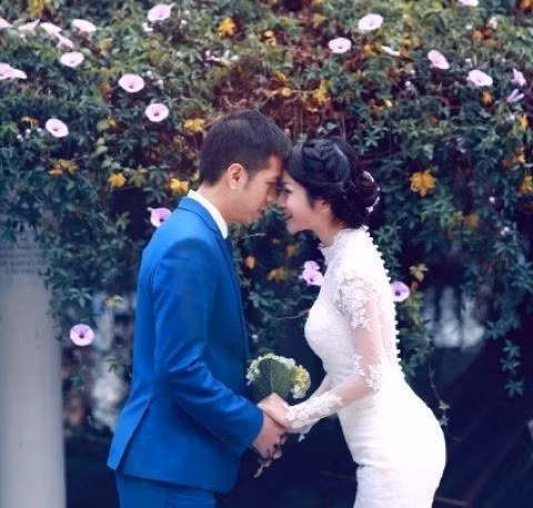 Thế nhưng, khi sự nghiệp đang rộng mở, Mai Chi đột ngột rút lui khỏi showbiz. Bỏ lại mọi ánh hào quang, cô lên xe hoa và không hề tham gia vào bất kì một dự án hay hoạt động nghệ thuật nào. Người đẹp đất Mỏ đang có một cuộc sống vô cùng viên mãn, thường xuyên du lịch, vi vu sang nhiều quốc gia trên thế giới để trải nghiệm các nền văn hóa khác nhau. Không những thế, dù đã là 'gái có chồng', nhưng nhan sắc của Mai Chi ngày càng mặn mà và rực rỡ khiến không ít người phải ghen tị.