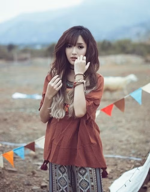 Ngoài việc thống lĩnh các bảng xếp hạng âm nhạc và lượt tải nhạc chuông nhạc chờ ở mức kỉ lục, ca khúc này còn khởi đầu cho mối duyên âm nhạc giữa cô và nhạc sĩ trẻ Tiên Cookie. Cô gái đất Mỏ tiếp tục gây dấu ấn mạnh mẽ với khán giả qua sự thay đổi trong âm nhạc với nhiều sản phẩm mang màu sắc hiện đại, vui tươi, Bích Phương cũng 'lột xác' trong hình ảnh với gout thời trang đơn giản, tinh tế.