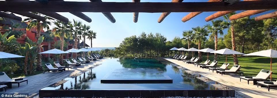 Tiền đạo Wayne Rooney không tham dự trận giao hữu với Tây Ban Nha do chấn thương. Theo đó, Harry Kane cùng chân sút đang vào phom của Leicester City, Jamie Vardy sẽ gánh vác hàng công của tuyển Anh.