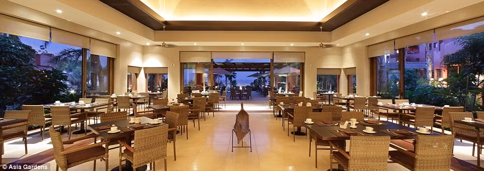 Có 10 nhà hàng trong khách sạn. Bởi vậy, các học trò HLV Roy Hodgson có thể ăn bất kỳ lúc nào nếu thấy đói.