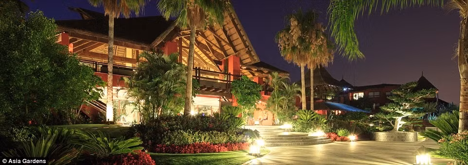 Soi khach san sieu sang doi tuyen Anh dong quan