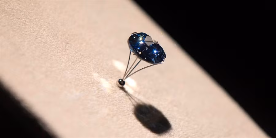 Vị doanh nhân Hồng Kông sau đó đã đổi tên viên kim cương xanh này thành “The Blue Moon of Josephine”.