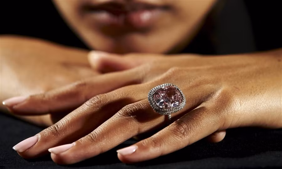 Người ta cho rằng chủ nhân của cả 2 viên kim cương đắt giá trên thực chất là một doanh nhân Hồng Kông.