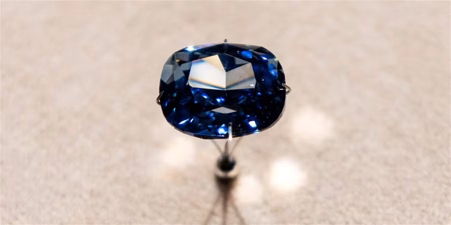 “Đó là kỷ lục mới về mức giá dành cho một loại đá quý cũng như cho từng carat” – David Bennett, chủ tịch toàn cầu của tập đoàn trang sức quốc tế Sotheby cho biết. Ông cũng nhấn mạnh rằng giá mua trên cũng lập kỷ lục thế giới về đơn giá hơn 4 triệu đô la Mỹ/carat.