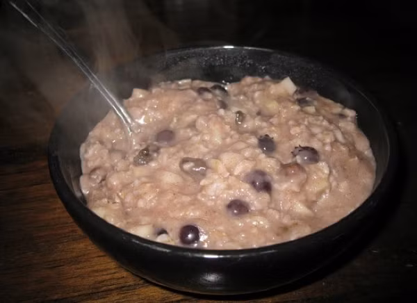 Iceland: Hafragrautur Hafragrautur là một loại cháo yến mạch, xuất hiện phổ biến trong dinh dưỡng hàng ngày của người Iceland. Yến mạch được trộn cùng nước hoặc sữa, đun nhỏ lửa. Món ăn được phục vụ cùng đường nâu, đôi khi thay bằng một chút nho khô hoặc một chút bơ.