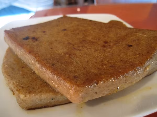 Mỹ - Scrapple Scrapple được hiểu là tất cả số thịt lợn còn sót lại sau bữa tối. Chúng được luộc chín lại, băm nhỏ và ép miếng. Sau đó, scrapple được chiên, ăn kèm với trứng hoặc bánh mỳ trong bữa sáng.