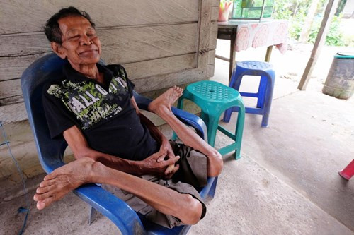 Doc la: Ong gia U70 uon deo chan tay nhu keo keo