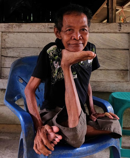 Doc la: Ong gia U70 uon deo chan tay nhu keo keo-Hinh-2