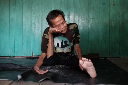 Doc la: Ong gia U70 uon deo chan tay nhu keo keo-Hinh-4