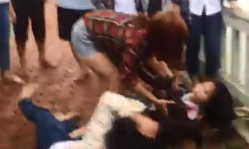 Nu sinh bi danh hoi dong: Nham mat nam bep che dau