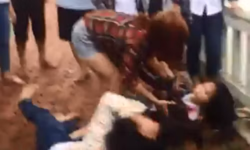 Nu sinh bi danh hoi dong: Nham mat nam bep che dau