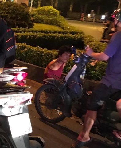 Nguoi dan ong cut 2 tay di xin tien de choi ban ca?