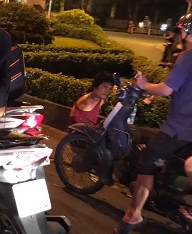 Nguoi dan ong cut 2 tay di xin tien de choi ban ca?