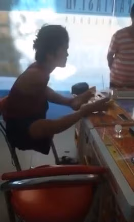 Nguoi dan ong cut 2 tay di xin tien de choi ban ca?-Hinh-2