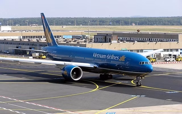 May bay Vietnam Airlines lai truc trac ha canh gap o Noi Bai