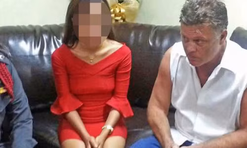 Noi long phan gai “ban hoa” tren pho den do Bangkok