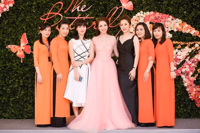 Bat ngo voi nhan sac tre dep cua me ruot Dan Le-Hinh-6