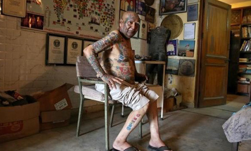 Tổng cộng trên người ông có 500 hình xăm.