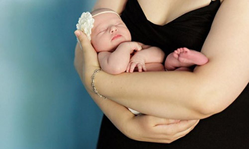 Kieu be tre so sinh hong dang hai con me nao cung mac