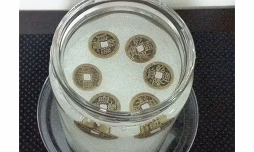 Dat 1 coc nuoc muoi tai goc nha, dieu ki dieu se xay ra?