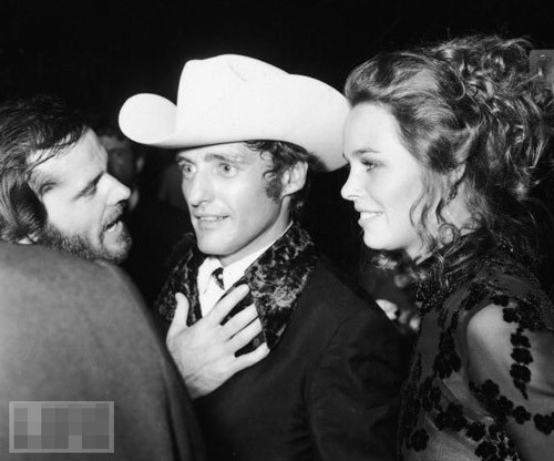 Nam diễn viên Dennis Hopper vẫn luôn nổi tiếng với khả năng "sát gái" của ông. Trong cuộc đời của mình, ông đã kết hôn 5 lần. Một trong số đó là với nữ ca sĩ xinh đẹp Michelle Phillips - một cuộc hôn nhân kéo dài đúng 2 tuần. Trong ảnh là Hopper và Phillips đang trò chuyện cùng Jack Nicholson tại bữa tiệc sau lễ trao giải Oscar năm 1970.