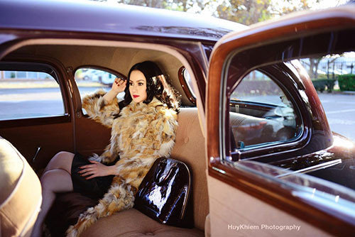 Cô cũng có du thuyền và xe hơi sang trọng.