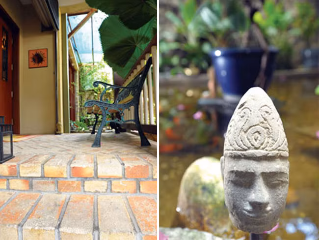 Dù là nhà giữa phố nhưng nội thất bên trong tạo cảm giác cổ xưa với gạch trần, lá sen.