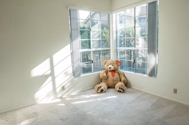 Căn nhà được trang trí theo gam màu sáng nhưng không quá rực rỡ.