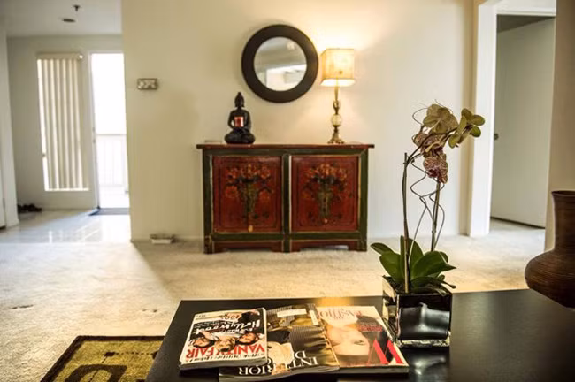 Một góc trang trí trong nhà được sắp đặt hợp lý. Đặc biệt, bức tượng Phật được đặt ở vị trí quan trọng trong căn nhà mang lại cảm giác bình an.