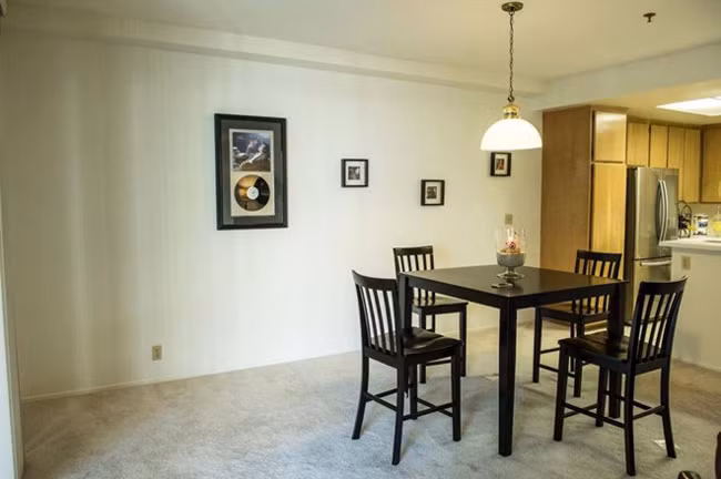 Một góc phòng bếp tạo cảm giác ấm cúng. Trên tường được trang trí những bức tranh nhỏ xinh.