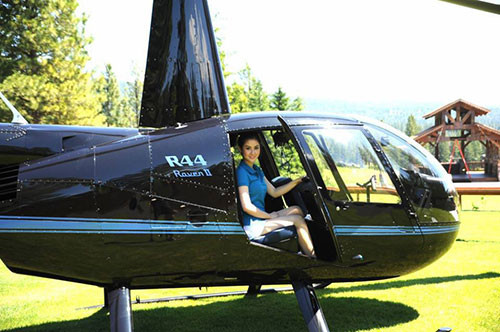 Tristine Trâm Bùi tạo dáng bên chiếc phi cơ riêng.