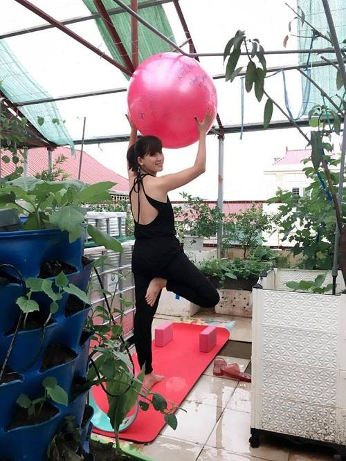 Chia sẻ lý do trồng rau sạch trên sân thượng, chị Lưu Thu Hương (30 tuổi- Hà Nội) cho biết: “Trước tình trạng rau quả không an toàn, thực phẩm gây ung thư ngày càng nhiều khiến mình rất lo lắng tới sức khỏe của cả nhà. Vì vậy, mình đã quyết định tự trồng rau sạch”.