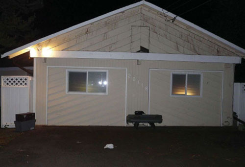 Ngôi nhà gỗ màu kem ở Shoreline cũng ấm áp và rộng rãi không kém.