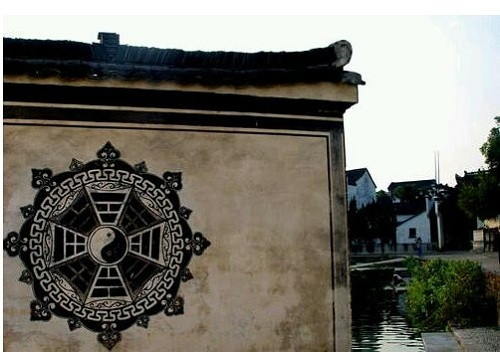 Khi tham quan trong làng, đâu đâu cũng có thể bắt gặp biểu tượng bát quái. Ảnh: Ntdtv