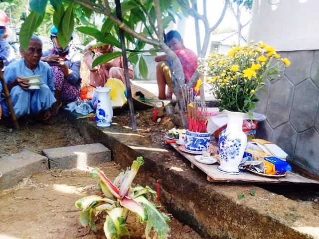 Người dân lập bàn thờ thắp hương khấn vái trước cây chuối nhỏ. Ảnh: K.T