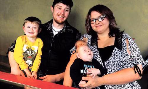 Một phần lớn não của em không được bao bọc bởi hộp sọ hở.