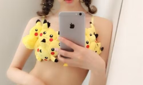 Mac bikini Pikachu de thu hut ban trai nghien Pokemon Go