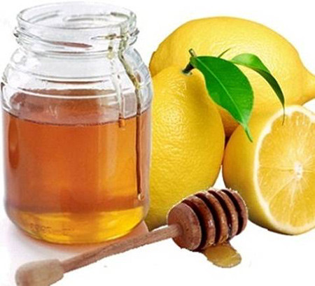 Mật ong và nước chanh: Trộn nước cốt chanh và mật ong vào nước ấm và uống để giảm đau họng.